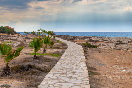 塞浦路斯黑海海岸石铺面人行道图片