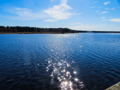 利卢佩河上深蓝色的河水,在拉脱维亚的初春阳光下闪闪发光.照片