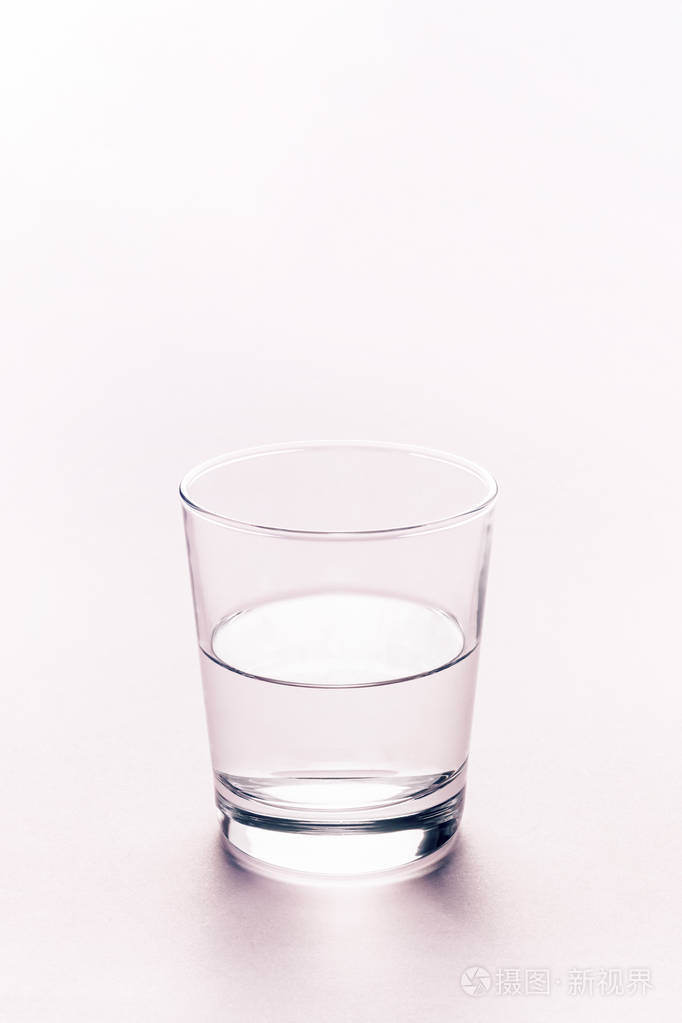 半杯水抽象背景