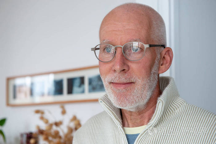 戴眼镜的快乐帅气成熟男人特写