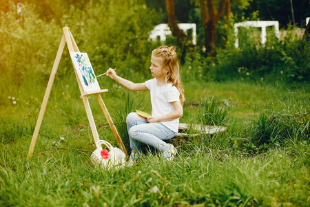 画画小太阳教案可爱的小女孩在公园里画画照片