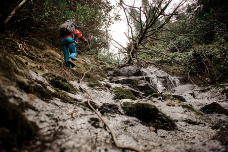 阿扎拉阿贾拉,一个年轻人在瀑布中沉闷地下山照片