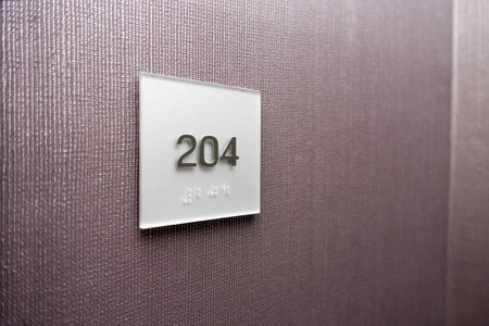 纹理墙上的酒店房间号图片