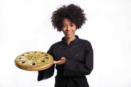 一位非洲厨师,手拿着一个披萨,背景是白色.照片