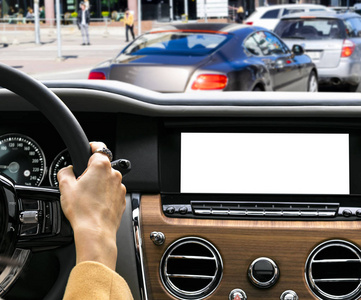 手放在驾驶汽车的方向盘上.在机舱里开车的女孩.