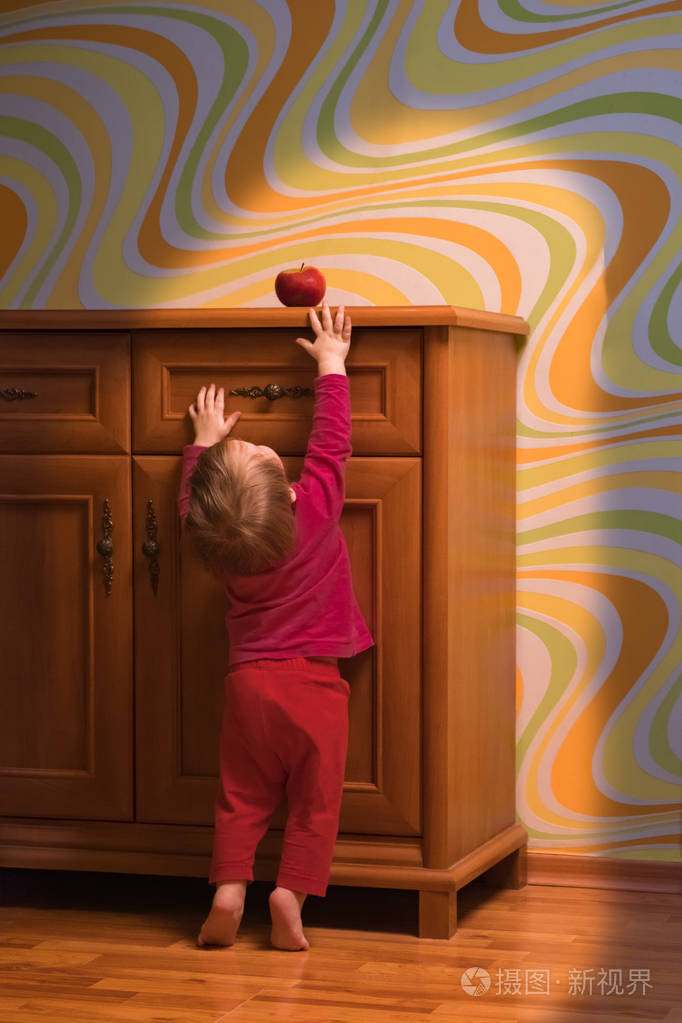 新鲜水果概念.孩子第一次伸手去拿食物.健康食品.