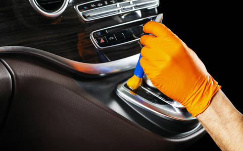 汽车细节.用海绵清洁.工人清洁.洗车概念解决方案照片