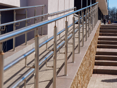 能力和无能无障碍环境.轮椅和自行车护栏.照片