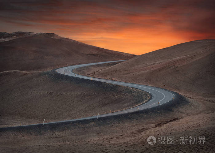 hverir地区附近的冰岛之字形铺面道路