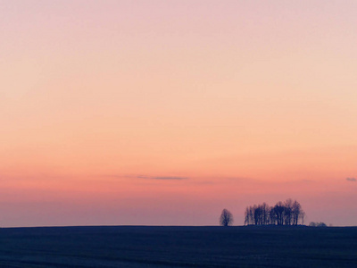 夕阳下田野上美丽的渐变天空图片