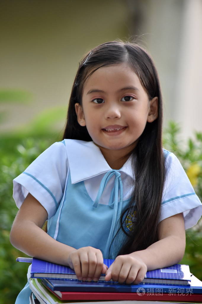 菲律宾女学生微笑