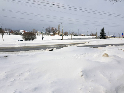 冬天雪景下的美丽城市和道路图片