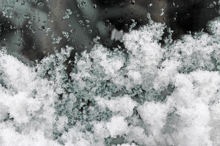 玻璃上的雨夹雪照片