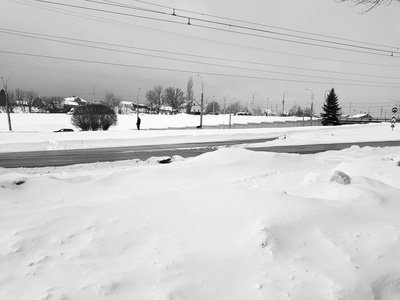 冬天雪景下的美丽城市和道路图片