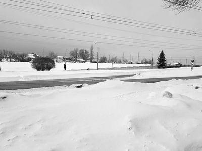 冬天雪景下的美丽城市和道路图片