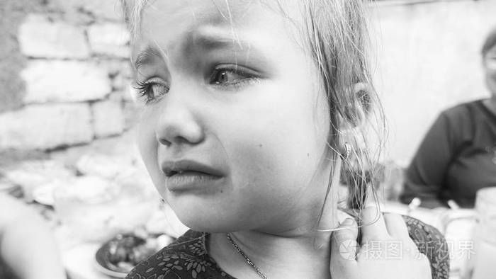 小女孩哭了黑白照片