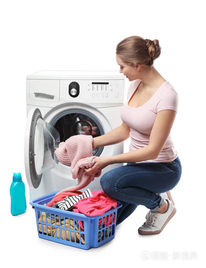 在白色背景上洗衣服的年轻女人