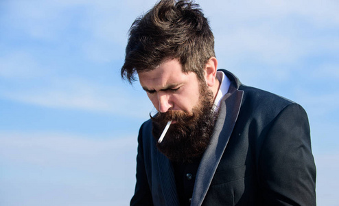 商人叼着烟卷图片