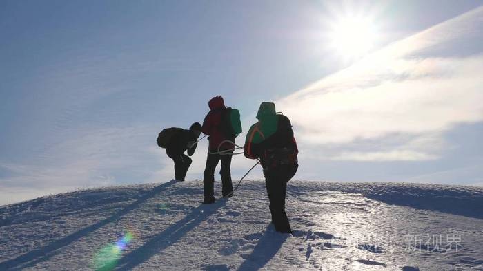 人们一起努力克服困难.
