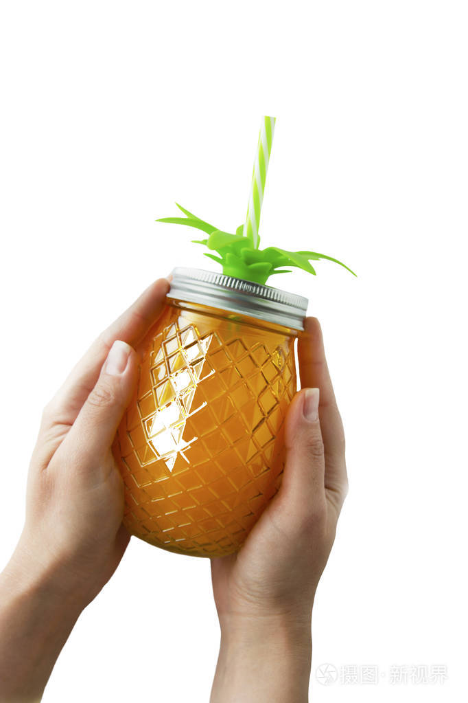 夏季背景夏日清爽饮料果汁或鸡尾酒女人手拿菠萝梅森罐盛满橙汁隔离