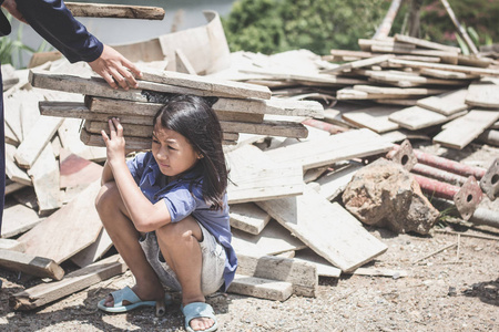 在工地上辛勤劳动的儿童,童工,w照片