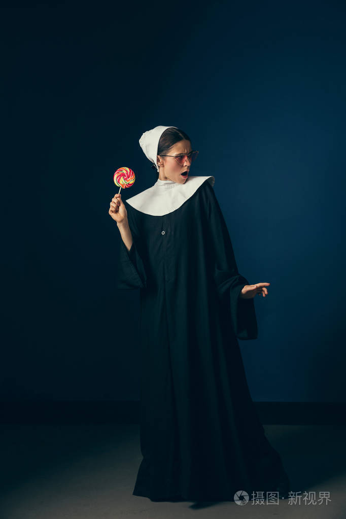 中世纪的年轻修女