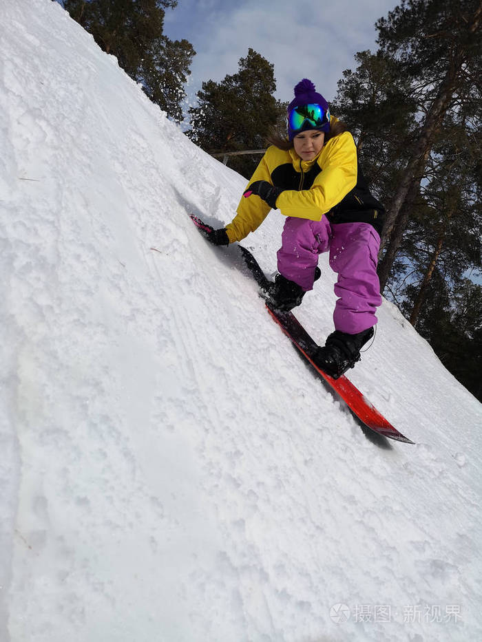 滑雪板上穿着装备的女孩
