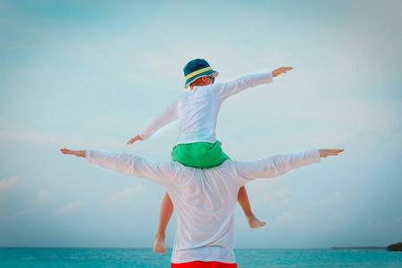 肩并肩的关系图片