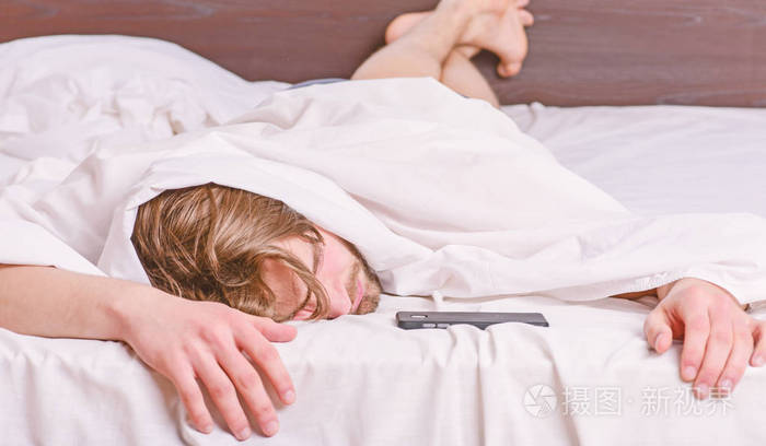 男人睡觉后在床上感到背痛懒汉在床上一觉醒来双手高举心情舒畅男人在