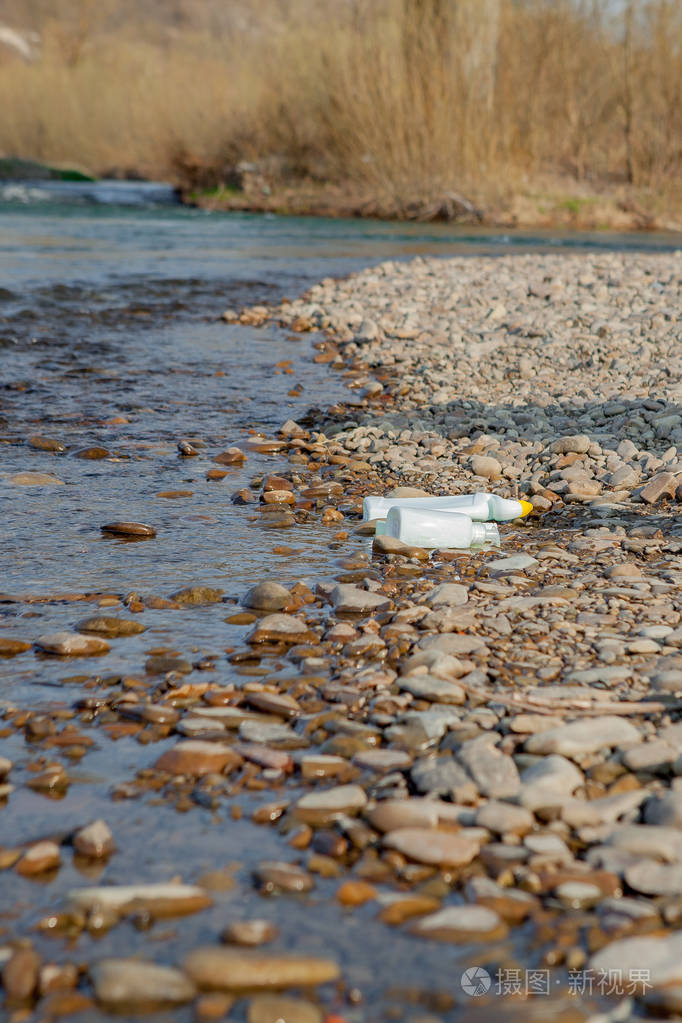 近岸河流污染河边垃圾塑料食品垃圾助长污染