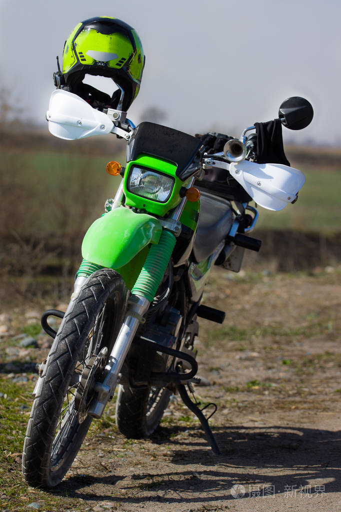 绿色摩托车停在路上