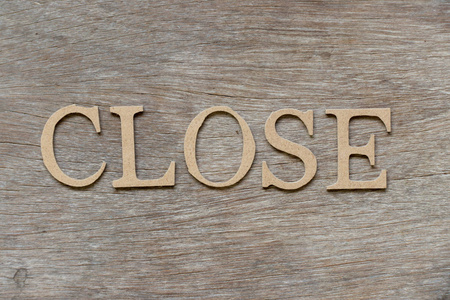 对不起被关闭木质背景上单词close中的字母照片