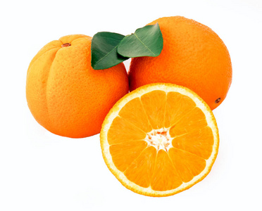 白色背景上的三个橘子特写镜头图片