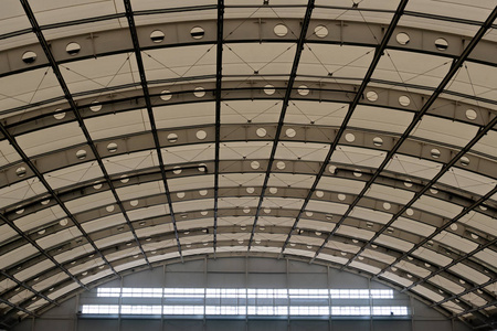 现代建筑的圆顶屋顶.机库,运动或工业建筑中的半圆形天花板.复制空间.