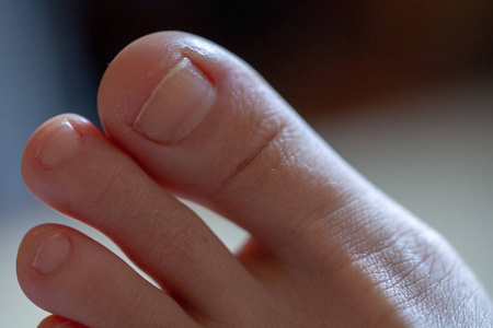 男人的脚趾,健康的脚趾甲男人的手手中,男人和女人