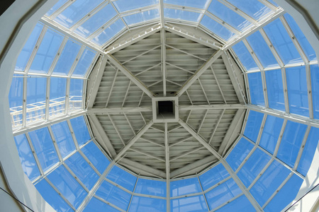 弧形天花板弧形天窗玻璃屋顶或穹顶,几何结构钢,现代建筑风格照片