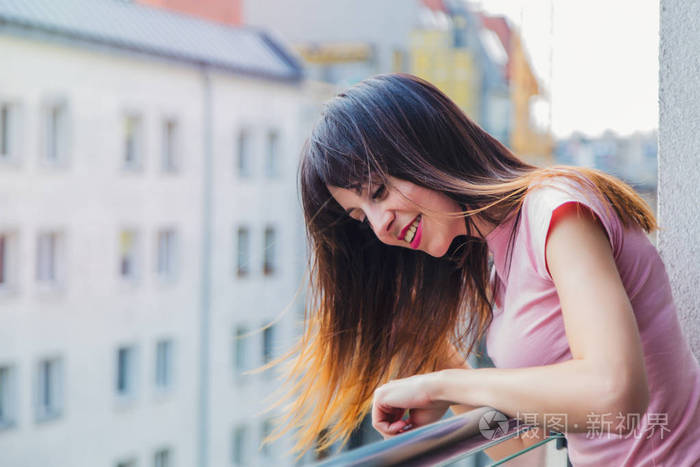 年轻的黑发女孩低头看留下来