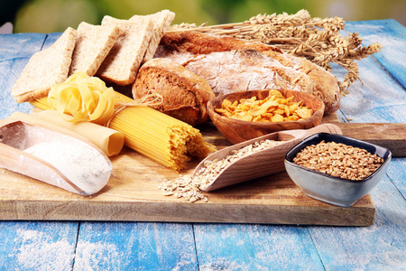 棕色的谷类食品图片