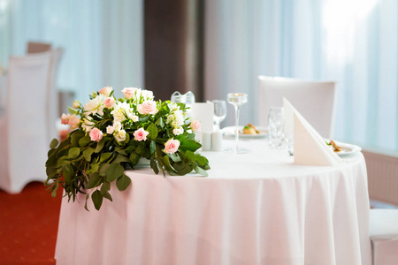漂亮的婚宴桌装饰图片
