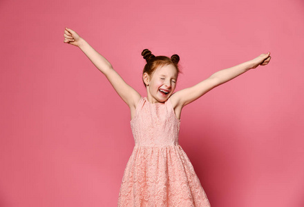 一个红头发的年轻女孩手举着手对着镜头微笑照片