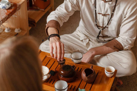 男生端茶杯的手法图片