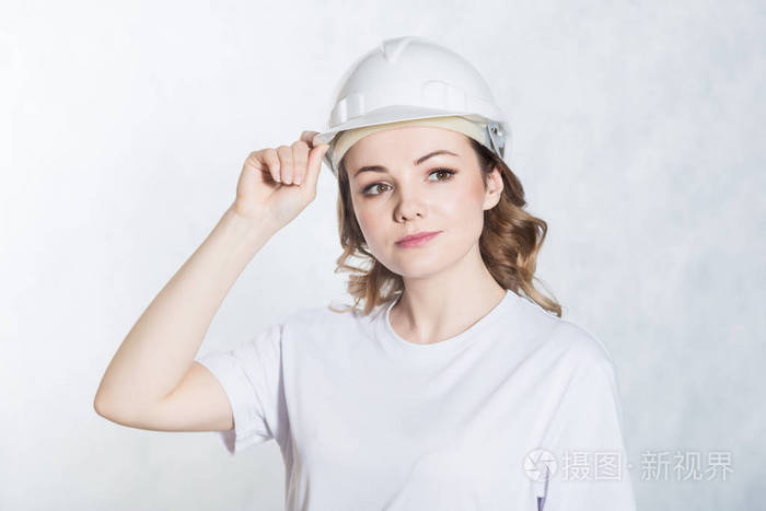年轻的女建筑师白色背景戴白色安全帽安全帽