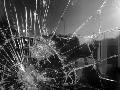 联带破碎的纹理破裂了厚厚的易碎的锋利的碎玻璃,三联带着闪亮的小