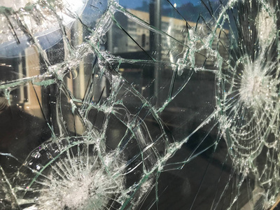 联带破碎的纹理破裂了厚厚的易碎的锋利的碎玻璃,三联带着闪亮的小