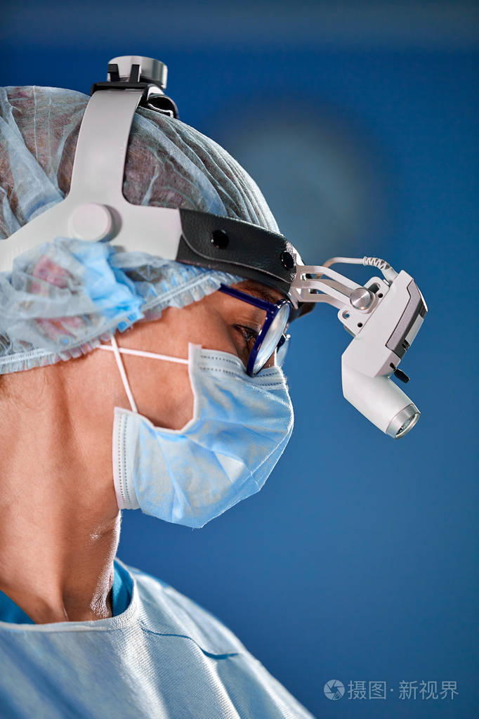 手术中戴防护面罩和帽子的女外科医生的特写照片医疗保健医学教育外科
