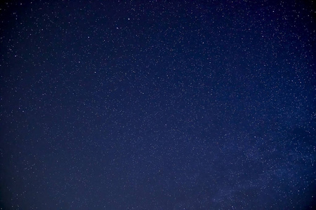 美丽美丽的夜空,星光璀璨,在四月透明的夜晚,银河系星光熠熠照片