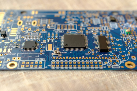 带电阻微芯片和smd电子元件的电路板照片