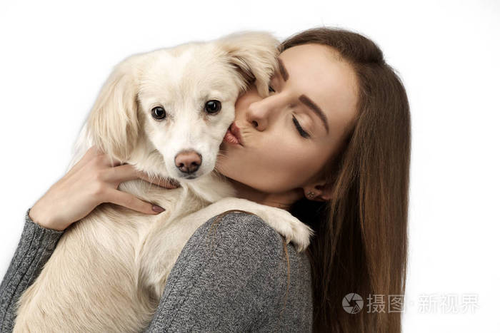 特写写真英俊的年轻女子亲吻他的好友狗孤立的背景快乐的女人和心爱的