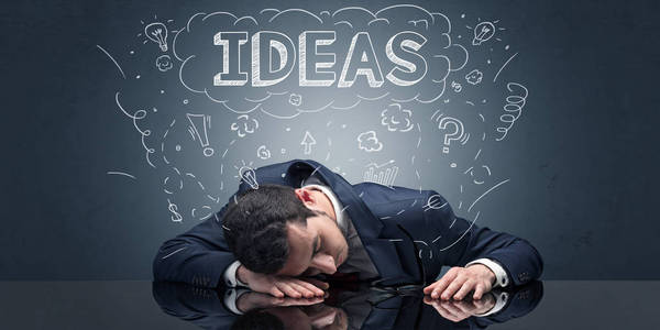 男人脑子一个商人在工作场所睡着了,脑子里充满了想法,睡眠和疲惫的