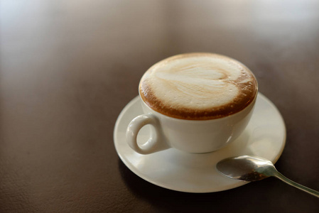 美味的热卡布奇诺白杯热咖啡图片